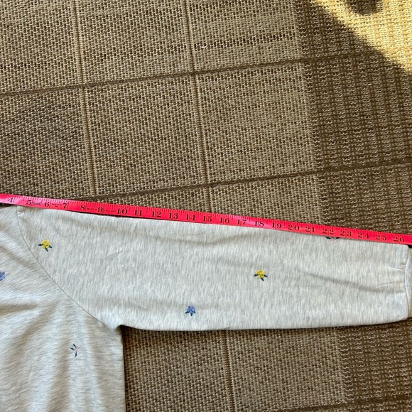 NWT Gloria Vanderbilt LG sweatshirt with small embroidered flowers - Picture 5 of 10